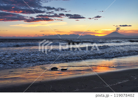 江ノ島　片瀬西浜海水浴場の夕日と富士山（神奈川県藤沢市） 119078402