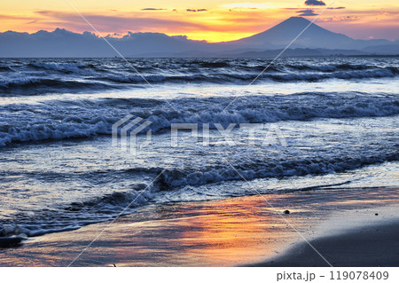 江ノ島　片瀬西浜海水浴場の夕日と富士山（神奈川県藤沢市） 119078409