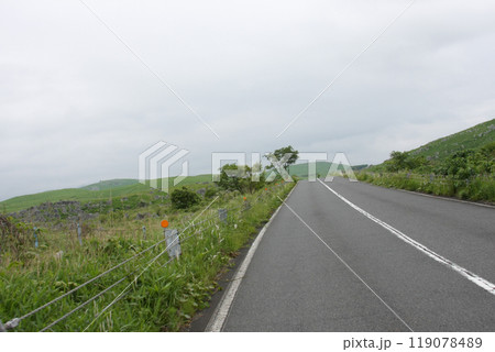 曇り空の下のカルストロード 119078489
