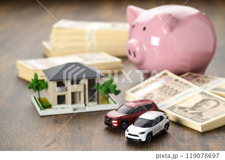 家と車のミニチュアとブタの貯金箱（新紙幣バージョン） 119078697