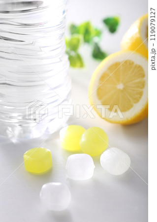 熱中症対策グッズの集合イメージ 熱中症対策グッズの集合イメージ 119079127