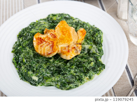 Chicken breast with spinach in bechamel sauce close up 119079245