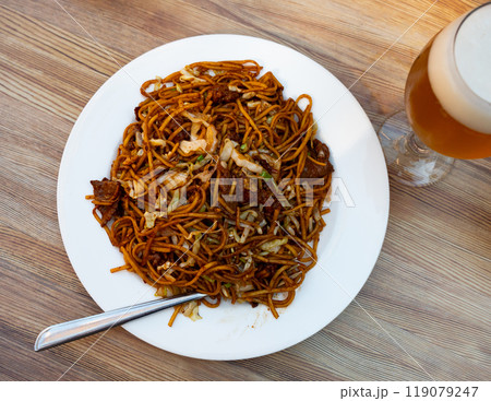Big portion of chinese style fried noodles with beef meat 119079247