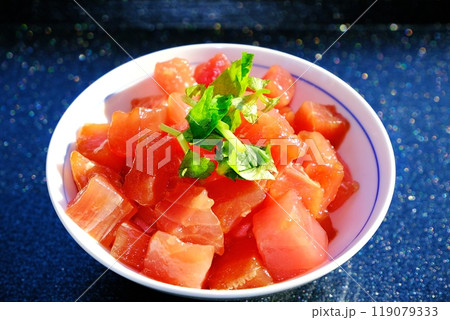 まぐろ丼 119079333