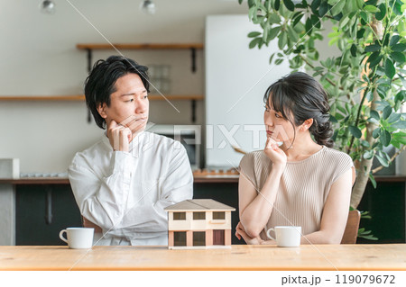 住宅模型を見てマイホームの間取りを検討する若い夫婦(相談会・ハウスメーカー・一戸建て) 住宅模型を見てマイホームの間取りを検討する若い夫婦(相談会・ハウスメーカー・一戸建て) 119079672