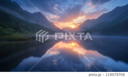 夕暮れ時の静かな山間の湖 119079708