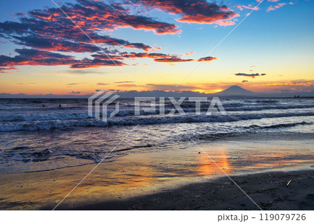 江ノ島　片瀬西浜海水浴場の夕日と富士山（神奈川県藤沢市） 119079726