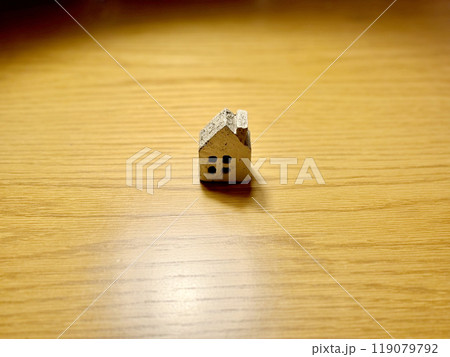 スポットライトの当たったテーブルにポツンと置いた家小物 119079792