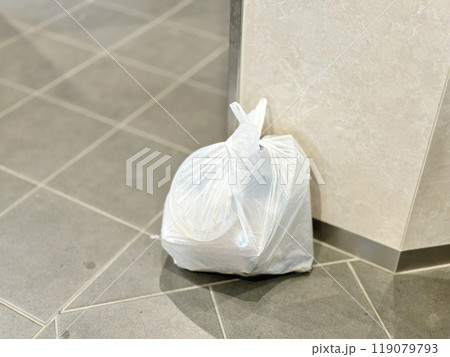 公共の場所に置かれたゴミの入ったレジ袋 公共の場所に置かれたゴミの入ったレジ袋 119079793