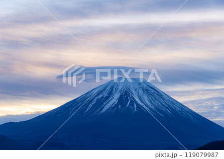 【富士山素材】本栖湖から見る曇りで傘雲をかぶった富士山【山梨県】 119079987