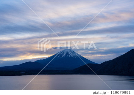 【富士山素材】本栖湖から見る曇りで傘雲をかぶった富士山【山梨県】 119079991
