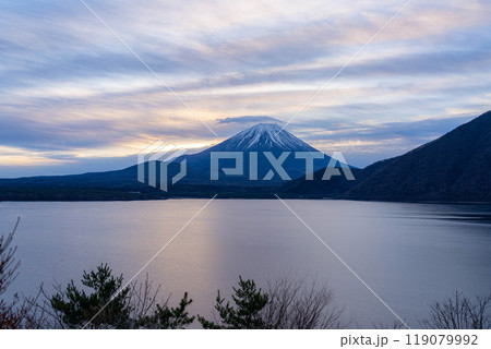 【富士山素材】本栖湖から見る曇りで傘雲をかぶった富士山【山梨県】 【富士山素材】本栖湖から見る曇りで傘雲をかぶった富士山【山梨県】 119079992