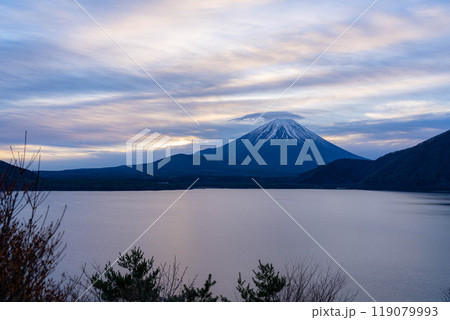 【富士山素材】本栖湖から見る曇りで傘雲をかぶった富士山【山梨県】 【富士山素材】本栖湖から見る曇りで傘雲をかぶった富士山【山梨県】 119079993