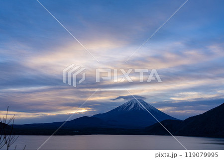 【富士山素材】本栖湖から見る曇りで傘雲をかぶった富士山【山梨県】 119079995
