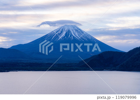 【富士山素材】本栖湖から見る曇りで傘雲をかぶった富士山【山梨県】 【富士山素材】本栖湖から見る曇りで傘雲をかぶった富士山【山梨県】 119079996