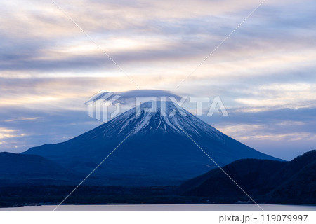 【富士山素材】本栖湖から見る曇りで傘雲をかぶった富士山【山梨県】 【富士山素材】本栖湖から見る曇りで傘雲をかぶった富士山【山梨県】 119079997