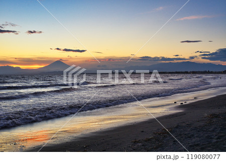 江ノ島　片瀬西浜海水浴場の夕日と富士山（神奈川県藤沢市） 119080077
