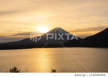 【富士山素材】本栖湖から見る日の出と朝焼けの風景【山梨県】 【富士山素材】本栖湖から見る日の出と朝焼けの風景【山梨県】 119080094