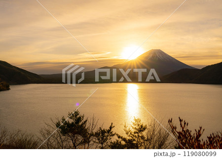 【富士山素材】本栖湖から見る日の出と朝焼けの風景【山梨県】 【富士山素材】本栖湖から見る日の出と朝焼けの風景【山梨県】 119080099