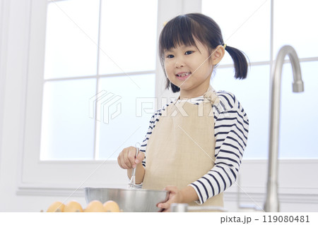 キッチンで料理をする女の子 キッチンで料理をする女の子 119080481
