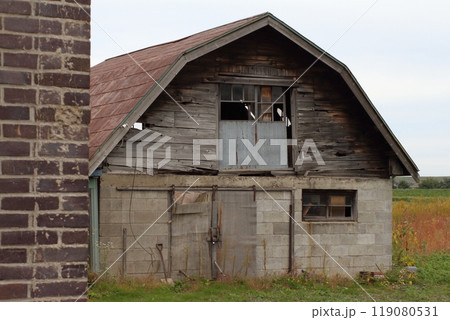 廃墟　赤煉瓦越しの納屋 119080531