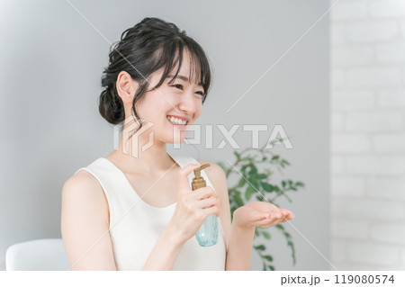 スキンケア・紫外線対策・美白・保湿をする笑顔のアジア人女性 スキンケア・紫外線対策・美白・保湿をする笑顔のアジア人女性 119080574