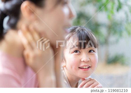 母親を見る子供 母親を見る子供 119081210