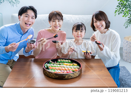 お寿司を食べる家族 119081213