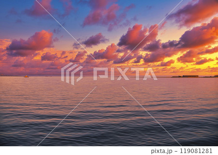 カスピ海沿岸の美しい夕景 119081281