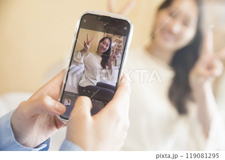 友達をスマホで撮影する女性 119081295