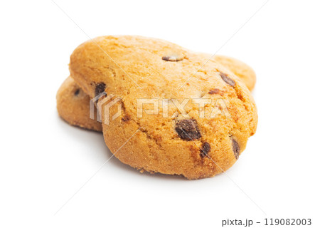 Biscotti frollini con gocce di cioccolato. Chocolate cookies isolated on white background. 119082003