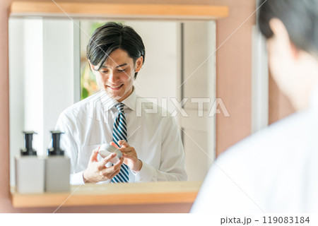 朝出勤前にヘアセットするスーツ姿の若いアジア人男性ビジネスマン 朝出勤前にヘアセットするスーツ姿の若いアジア人男性ビジネスマン 119083184