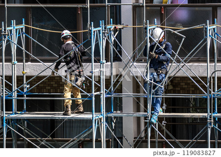 マンションの大規模修繕工事現場で安全第一に足場架設工事を行う鳶職人 119083827