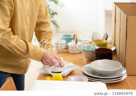 引っ越しの荷造りで食器を梱包するミドル女性 119083979