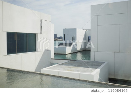 Abstract white minimalistic building with swimming pool inside 119084165