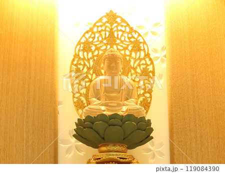 家具調仏壇に納められた釈迦如来の座像1 先祖供養納骨堂のイメージ2 119084390