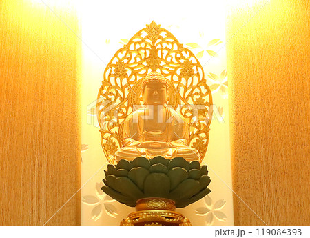 家具調仏壇に納められた釈迦如来の座像1 先祖供養納骨堂のイメージ5 家具調仏壇に納められた釈迦如来の座像1 先祖供養納骨堂のイメージ5 119084393