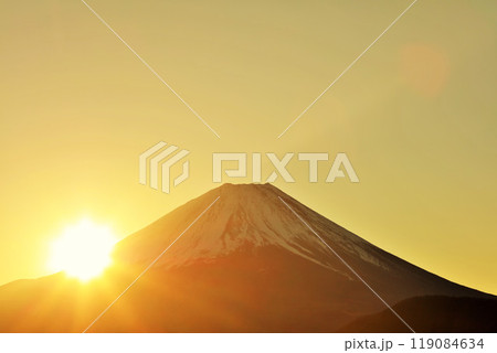 富士山と初日の出 119084634