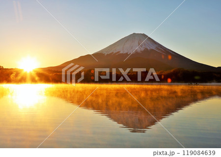 富士山と初日の出 119084639