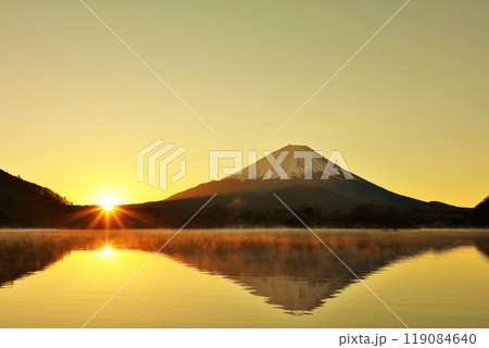 富士山と初日の出 119084640
