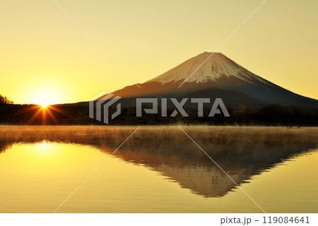 富士山と初日の出 119084641