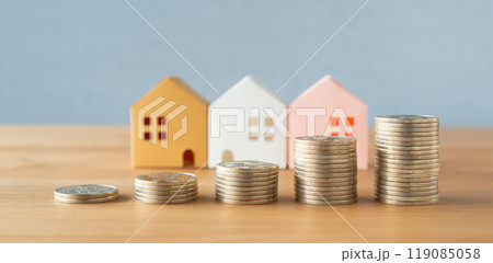 並んだ硬貨と不動産　逓増　資産　投資　税金　相続　不動産価格　価格高騰 119085058