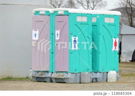 屋外に置かれた移動式簡易トイレ 119085304
