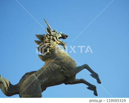 ユニコーン像と青空(阿形・聖徳記念絵画館前広場) ユニコーン像と青空(阿形・聖徳記念絵画館前広場) 119085329