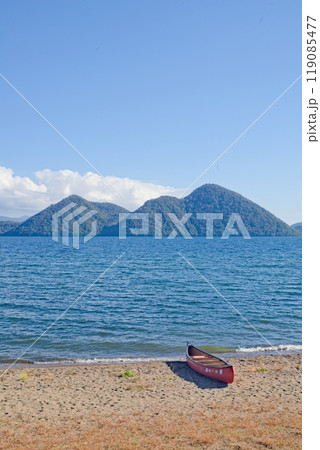 洞爺湖で出番を待つカヌー 119085477