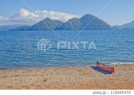 洞爺湖で出番を待つカヌー 洞爺湖で出番を待つカヌー 119085478