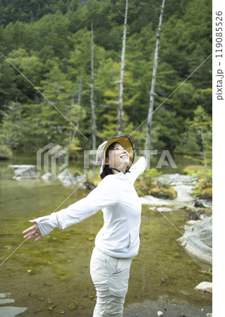 自然を観光する女性 119085526