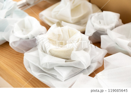 引っ越しの荷造りで梱包された食器 119085645