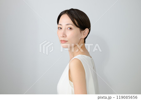 ミドル女性　スキンケア　ビューティー 119085656