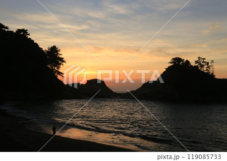 堂ヶ島の向こうに見える綺麗な夕陽 堂ヶ島の向こうに見える綺麗な夕陽 119085733
